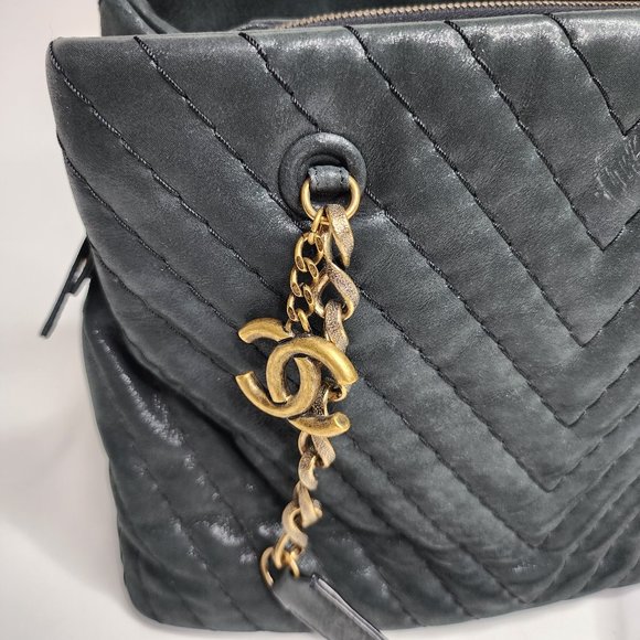 CHANEL Surpique CC Charm Tote Chevron Iridescent Calfskin Large Shoulder Bag - Picture 4 of 13